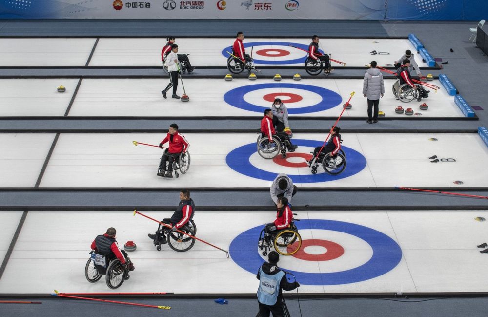Игры в центре спорта. Команда параолимпийцев. Параолимпийцы Пекин 2022. Паралимпийские игры 2021. Параолимпиада 2021 фотографии.
