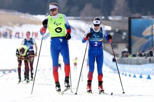 Лыжница Анастасия Багиян и спортсмен-ведущий Сергей Синякин принесли сборной России второе золото Паралимпиады-2026!